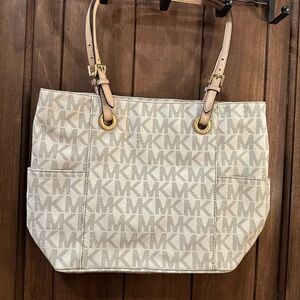 Michael Kors Jet Set white Signature tote Like New